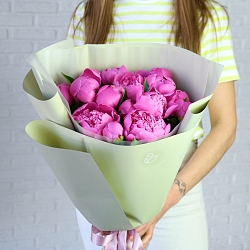 15 розовых пионов в упаковке (Россия)