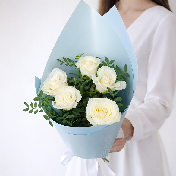 5 белых роз с фисташкой