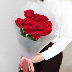 11 красных роз 70см в упаковке (Кения)