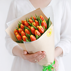 25 красно-желтых тюльпанов в упаковке