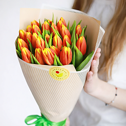 25 красно-желтых тюльпанов в упаковке