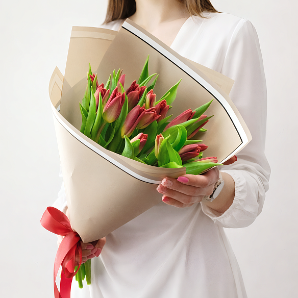 15 красных тюльпанов в упаковке