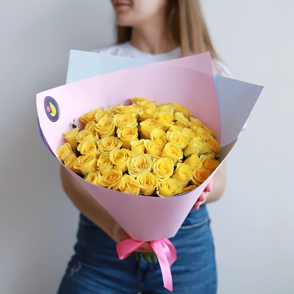 51 желтая роза 35-40см в упаковке (Россия)