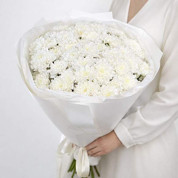 15 белых кустовых хризантем в упаковке