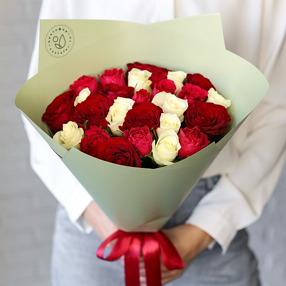 25 роз яркий микс 35-40см в упаковке (Кения)