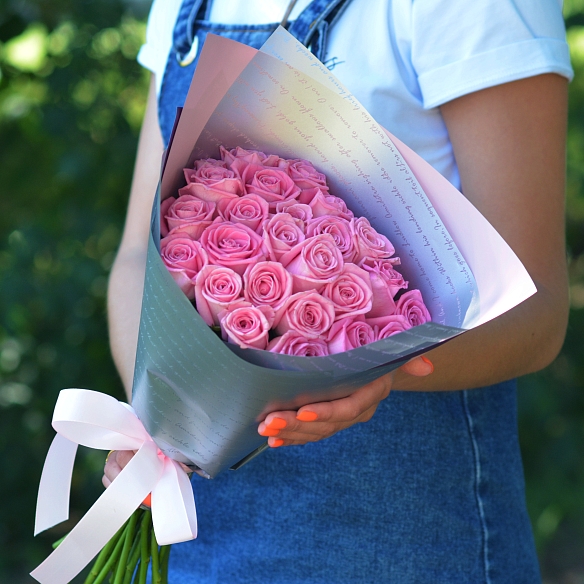 25 розовых роз 35-40см в упаковке (Россия)