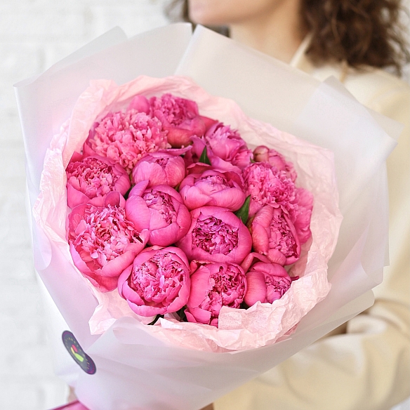 15 малиновых пионов в упаковке (Россия)