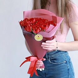 15 красных пионовидных тюльпанов в упаковке