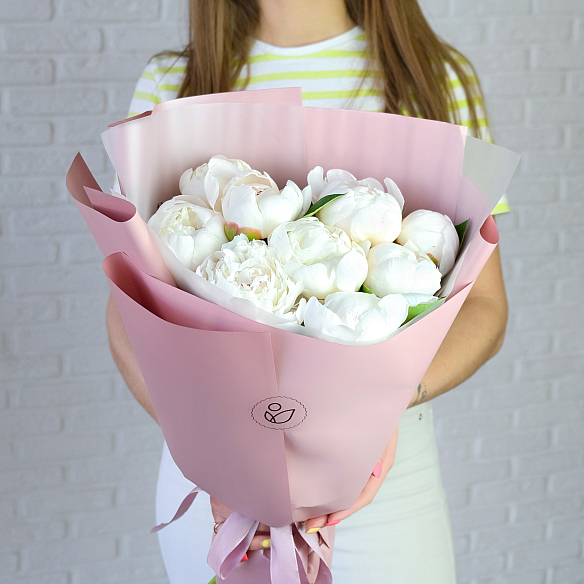 9 белых пионов в упаковке (Россия)