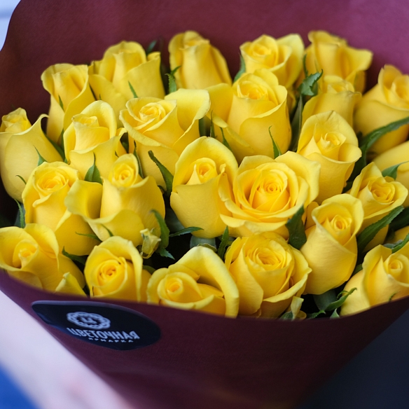 25 желтых роз 35-40см в упаковке (Кения)