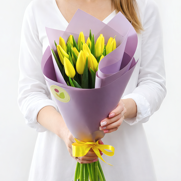 15 желтых тюльпанов в упаковке
