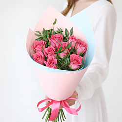 9 малиновых роз с фисташкой