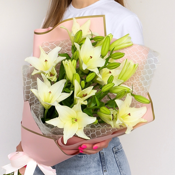 7 белых лилий в упаковке
