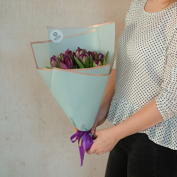 15 пионовидных тюльпанов фиолетового цвета в крафте