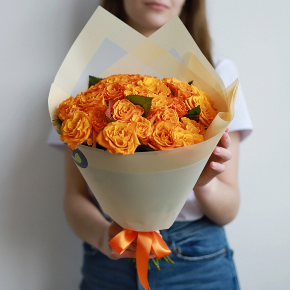 25 оранжевых роз 35-40см в упаковке (Россия)