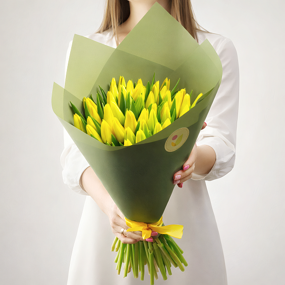 51 желтый тюльпан в упаковке