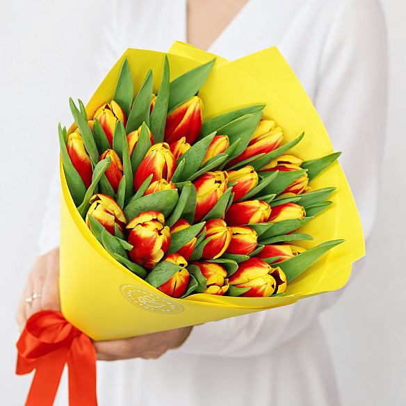 25 красно-желтых тюльпанов в упаковке