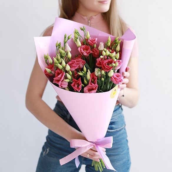 5 розовых эустом в упаковке