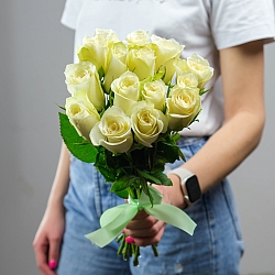 15 белых роз 35-40см (Кения)
