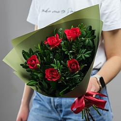 5 красных роз с фисташкой