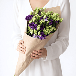 Охапка фиолетовых эустом