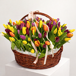 151 тюльпан в корзине