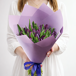 25 фиолетовых тюльпанов в упаковке