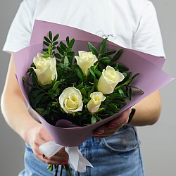 5 белых роз с фисташкой