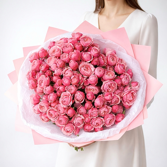 35 малиновых кустовых роз в упаковке (Россия)