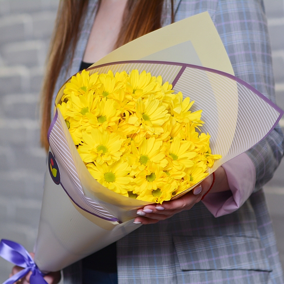 5 желтых кустовых хризантем в упаковке
