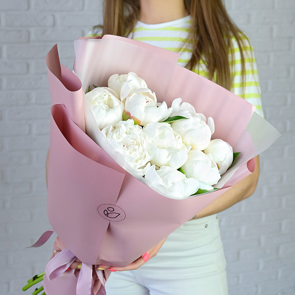 9 белых пионов в упаковке (Россия)