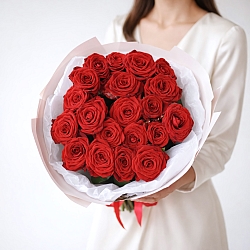 19 красных роз 70см в упаковке (Россия)