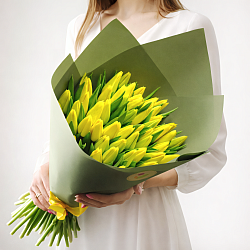51 желтый тюльпан в упаковке