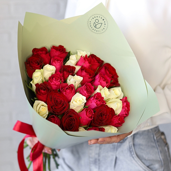 35 роз яркий микс 35-40см в упаковке (Кения)