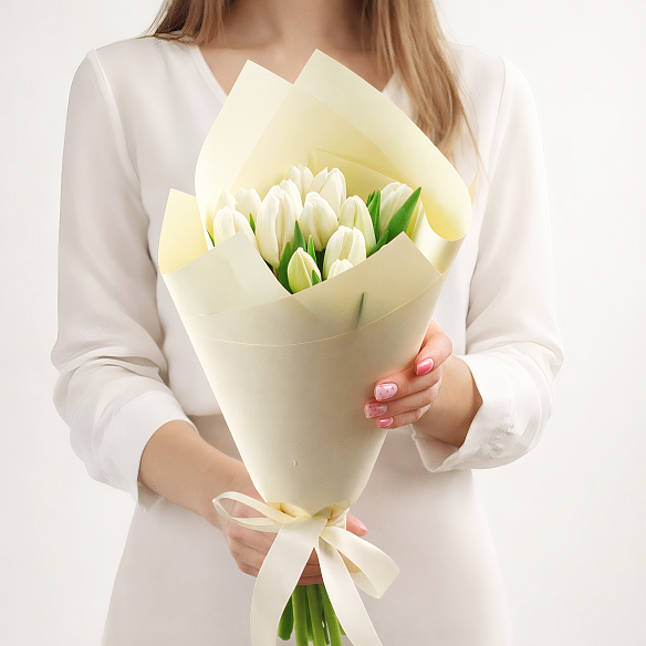 15 белых тюльпанов в упаковке