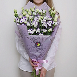 9 бело-фиолетовых эустом в упаковке