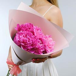 5 розовых пионов в упаковке (Россия)