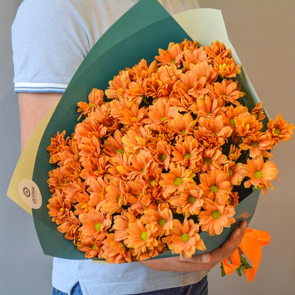 9 оранжевых кустовых хризантем в упаковке