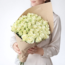Охапка белых роз 35-40см в упаковке (Кения)