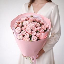 15 розовых кустовых роз в упаковке (Россия)