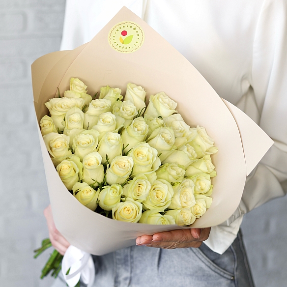 35 белых роз 35-40см в упаковке (Кения)