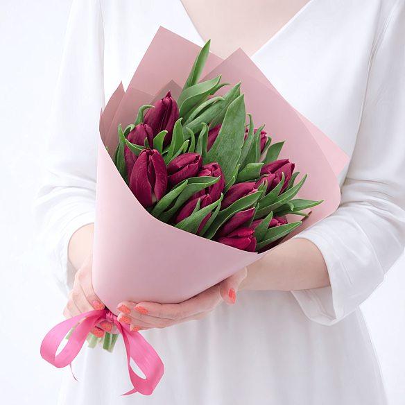 15 темно-розовых тюльпанов в упаковке