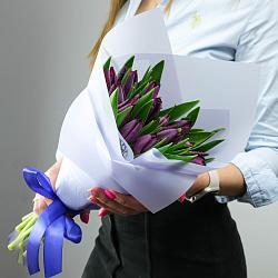 15 фиолетовых тюльпанов в упаковке