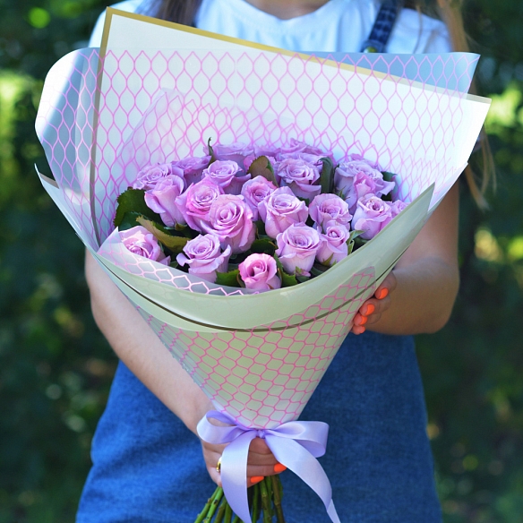 25 фиолетовых роз 35-40см в упаковке (Россия)