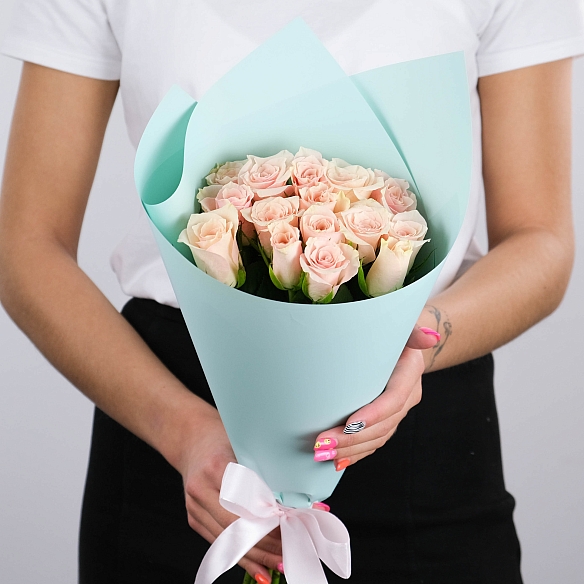 15 бело-розовых роз 35-40см в упаковке (Кения)