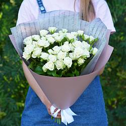 15 белых кустовых роз в упаковке (Кения)