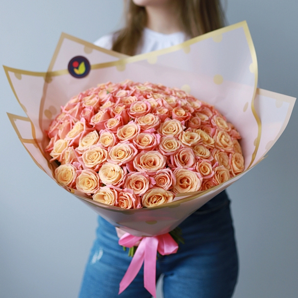101 персиковая роза 35-40см в упаковке (Россия)