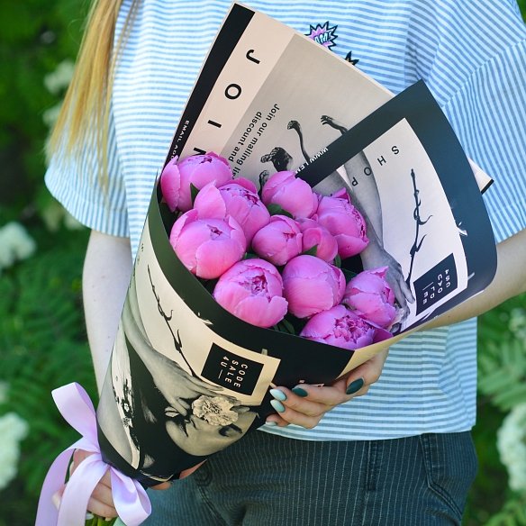 11 розовых пионов в упаковке (Голландия)