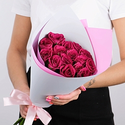 15 малиновых роз 35-40см в упаковке (Кения)