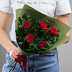 5 красных роз с фисташкой